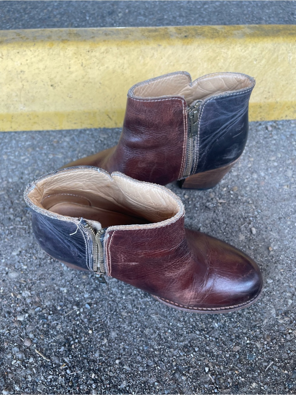 Bed|Stu Cobbler Booties Womens
6.5 Two Toned Distressed Leather
Ankle Side Zip